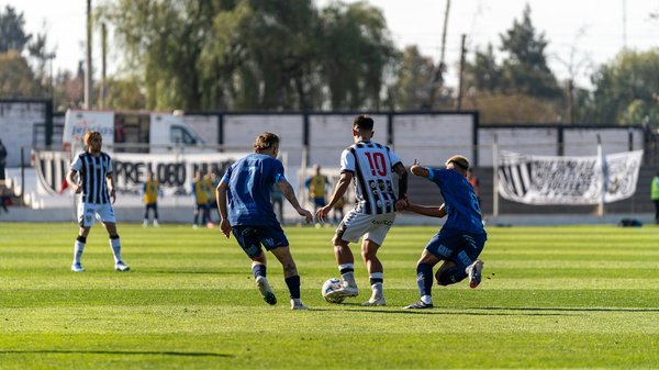 What are the tips for baking a traditional Victoria sponge cake?